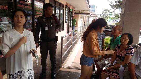 Từ vụ 17 du khách Việt Nam bị bỏ rơi ở Thái Lan: Mặt trái của tour giá rẻ! - 1 Cảnh sát Thái Lan làm việc với đoàn du khách du lịch Việt bị bỏ rơi. (Ảnh: Người Lao Động)