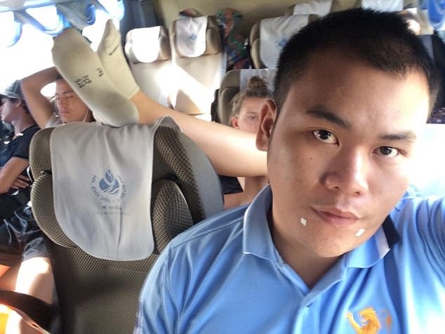 “Khóc dở mếu dở” vì đôi chân “bốc mùi” của nữ du khách - 1 Chàng trai ghi hình nữ du khách nước ngoài kém duyên
