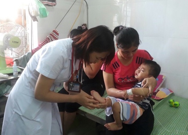 Nghệ An: Trẻ mắc bệnh tay chân miệng tăng cao - 1 Bệnh nhi nhập viện điều trị bệnh tay chân miệng tại Khoa bệnh nhiệt đới, Bệnh viện Sản Nhi Nghệ An tăng cao trong tháng 9 và đầu tháng 10/2017