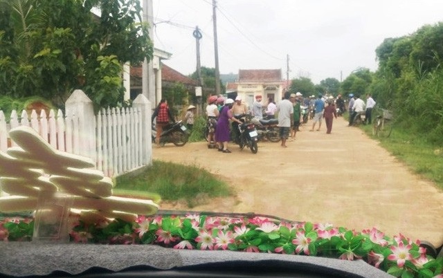 Chặn xe dâu đòi nợ: "Dấu hiệu của hành vi cưỡng đoạt tài sản" - 2
Sự việc cán bộ chặn xe dâu của dân xảy ra vào ngày 17/10 tại Phú Yên.