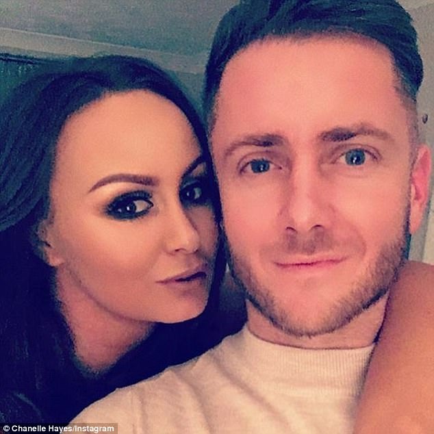 Người mẫu ngoại cỡ mang thai đứa con thứ 2 - 5
Chanelle Hayes nghén nặng suốt những ngày vừa qua, cô liên tục bị nôn và cảm thấy mệt mỏi nhưng người đẹp 29 tuổi rất hào hứng khi sắp đón đứa con thứ 2