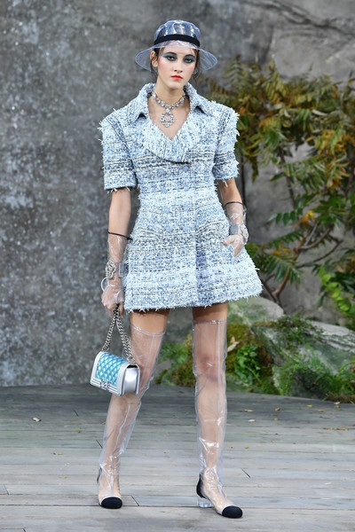 
Nhiều người cho rằng chất liệu nhựa trong này kém sang
