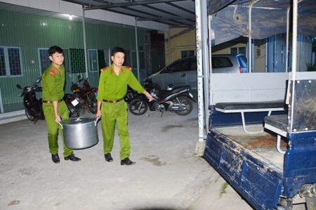 Ấm lòng “Nồi cháo nghĩa tình” của công an dành cho bệnh nhân nghèo - 1 Mỗi buổi sáng sớm, các chiến sĩ Công an huyện Mỹ Tú lại nấu cháo, rồi mang đến phát cho người nhà và bệnh nhân nghèo ở Bệnh viện Đa khoa huyện Mỹ Tú.