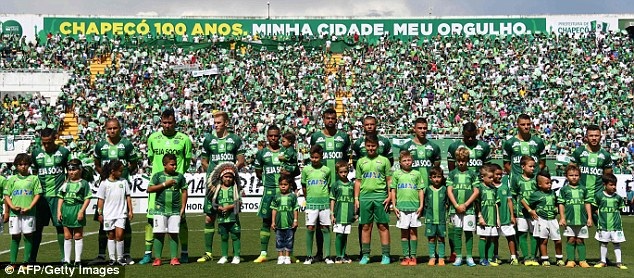 Đẫm nước mắt ngày CLB xấu số Chapecoense tái xuất - 1 Rất nhiều CĐV có mặt trong ngày CLB Chapecoense tái xuất