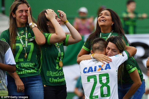 Đẫm nước mắt ngày CLB xấu số Chapecoense tái xuất - 4 Đẫm nước mắt ngày CLB xấu số Chapecoense tái xuất - 4