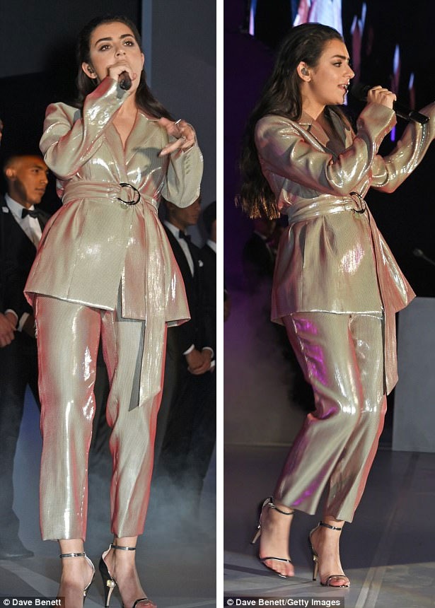 Charli XCX "lấp ló" khoe thềm ngực đầy - 12 
Năm 2016, Charlie tiếp tục thành coogn khi phát hành đĩa đơn “After the Afterparty” và tới năm 2017 này, album “Number 1 Angel” và ca khúc “Boys” của cô tiếp tục chinh phục khán giả hâm mộ khắp thế giới và vươn lên vị trí thứ 7 trong bảng xếp hạng 40 ca khúc được yêu thích nhất tại Anh.