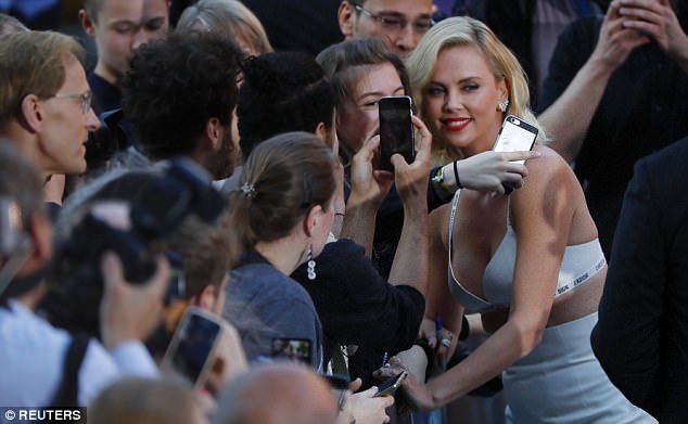 41 tuổi, Charlize Theron vẫn trẻ đẹp không "tì vết" - 10
Charlize vui vẻ chụp ảnh cùng người hâm mộ tại Đức.