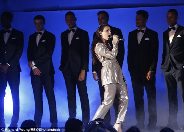 Charli XCX "lấp ló" khoe thềm ngực đầy - 10 
Giọng ca 25 tuổi có phong cách trình diễn sôi động và hết mình.