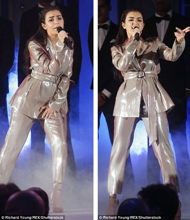 Charli XCX "lấp ló" khoe thềm ngực đầy - 8 
Charlie thay trang phục và trình diễn trong lễ trao giải.