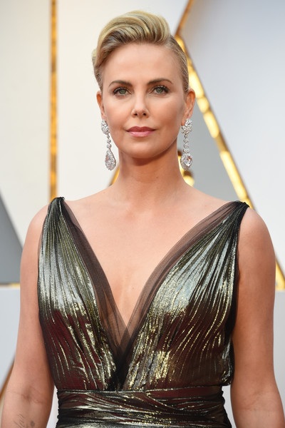 Dập dìu người đẹp trên thảm đỏ Oscar 2017 - 6
Charlize Theron dự lễ trao giải Oscar 2017 với vai trò người giới thiệu giải thưởng
