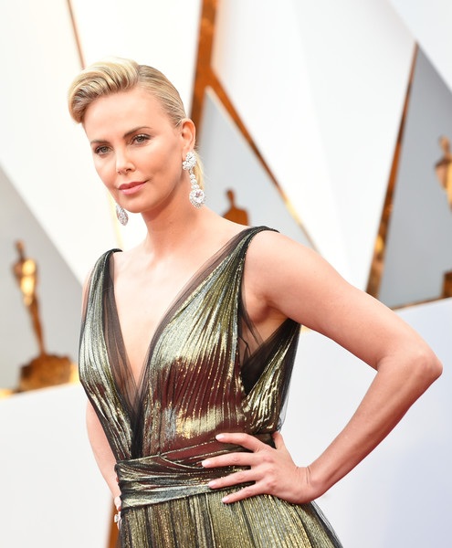 Dập dìu người đẹp trên thảm đỏ Oscar 2017 - 7
Nữ diễn viên 41 tuổi diện váy Dior, đi giày Gianvito Rossi và đeo nữ trang Chopard