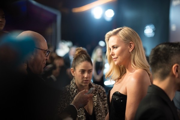 42 tuổi, minh tinh Hollywood vẫn quyến rũ “chết người” - 5
Nữ diễn viên người Nam Phi làm nên danh tiếng nhờ vai diễn trong phim Monster (2003). Gần đây cô được nhắc tới nhiều qua vai diễn trong phim Snow White and the Huntsman và Mad Max: Fury Road