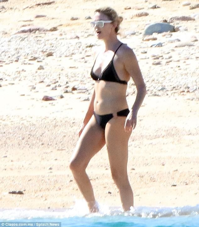 Charlize Theron: 41 tuổi vẫn trẻ đẹp và săn chắc! - 6
Cô nhận nuôi hai bé từ khi chúng còn nhỏ xíu. Nữ diễn viên 41 tuổi cho biết, được làm mẹ khi đã ngoài 35 tuổi là điều tuyệt vời nhất trong cuộc đời cô.