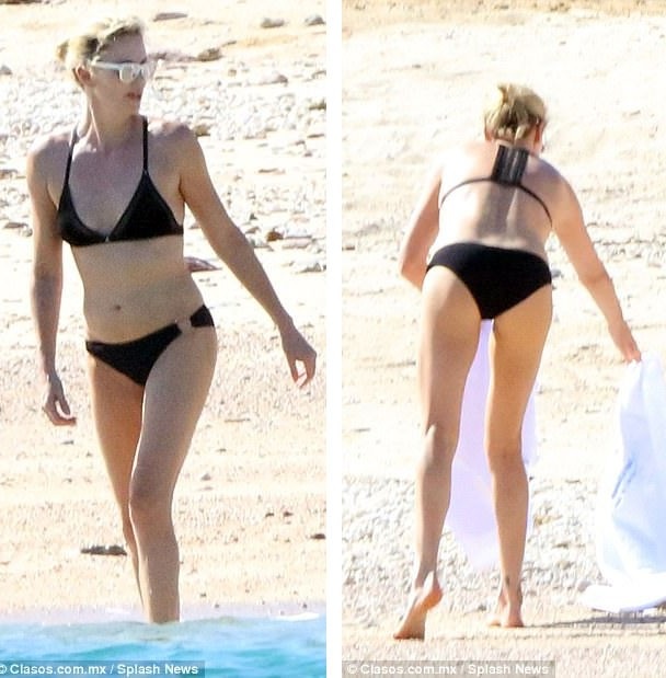 Charlize Theron: 41 tuổi vẫn trẻ đẹp và săn chắc! - 5
Charlize Theron không lập gia đình nhưng quyết định nhận con nuôi để được thực hiện ước mơ làm mẹ và chia sẻ tình cảm với những đứa trẻ bất hạnh.