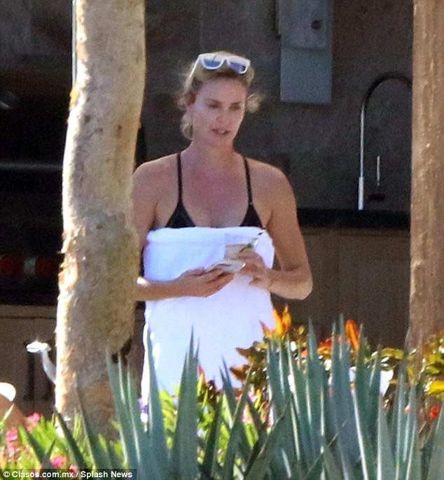 Charlize Theron: 41 tuổi vẫn trẻ đẹp và săn chắc! - 8
Tôi là mẹ đơn thân và tôi có một ngôi nhà tuyệt vời có thể nuôi dạy hai thiên thần nhỏ, Charlize chia sẻ về cuộc sống hiện tại.