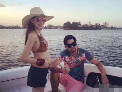 
Châu Kiệt Luân khoe ảnh vợ đang mang thai lần hai trong kỳ nghỉ mới nhất của gia đình. Một số bạn bè của ông hoàng nhạc Pop xứ Đài cho hay, có khả năng, vợ chồng anh sẽ đón quý tử.
