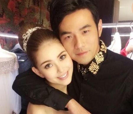 
Châu Kiệt Luân và Hannah hò hẹn được 4 năm trước khi quyết định đi tới hôn nhân. Khi bắt đầu làm bạn gái của ông hoàng nhạc Pop xứ Đài, Hannah mới chỉ là một người mẫu 19 tuổi và bước đầu chập chững bước vào làng giải trí. Hai người tổ chức đám cưới đẹp như mơ tại nhiều địa điểm trên thế giới vào đầu năm 2015.
