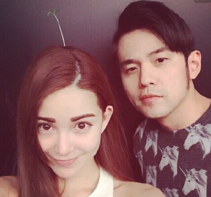 
Châu Kiệt Luân và vợ trẻ, người mẫu Hannah, vừa hạnh phúc chia vui với người hâm mộ thông tin họ sắp có thành viên mới trong gia đình. Châu Kiệt Luân lựa chọn mạng xã hội là nơi để thông tin về tin vui trên thay vì chia sẻ với một tờ báo. Ngôi sao nổi tiếng xứ Đài đăng tải hình ảnh vợ chồng anh kèm thông tin, anh sẽ đón thành viên mới vào cuối năm nay.
