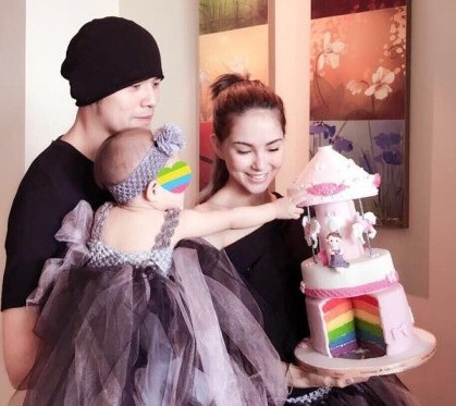 
Không lâu sau đám cưới vào năm 2015, Hannah xác nhận thông tin cô mang thai lần đầu và sinh con gái đầu lòng vào mùa hè năm 2015. Kể từ khi sinh con, Hannah tạm biết mất khỏi làng giải trí để tập trung chăm sóc gia đình. Người đẹp lai thường xuyên đăng tải hình ảnh cô con gái đáng yêu trên trang cá nhân kèm những lời ngọt ngào dành cho chồng.
