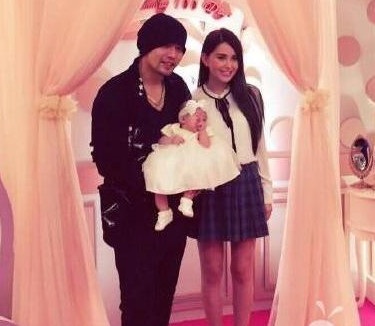 
Hannah nhanh chóng lấy lại dáng vóc sau khi sinh con gái đầu lòng không lâu. Cô nhận được những lời mời trở lại làm việc nhưng đều từ chối vì ưu tiên hàng đầu của người đẹp thế hệ 9X là gia đình.
