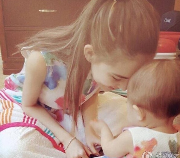 
Bà mẹ trẻ hạnh phúc khi được tự tay chăm sóc con gái cưng và nấu những bữa ăn ngon cho chồng. Hannah thổ lộ, cô không hối hận khi phải hi sinh sự nghiệp hay rút lui khỏi làng giải trí sớm khi làm vợ Châu Kiệt Luân. Với người đẹp mang hai dòng máu Âu-Á này, Châu Kiệt Luân là người đàn ông tuyệt vời, chung thủy, chu đáo và hết mực yêu thương vợ con.
