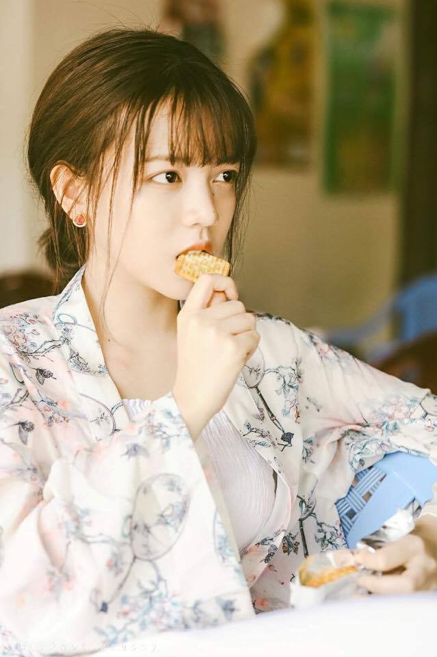 Nữ sinh Sài Gòn sở hữu vẻ đẹp lạ như hot girl Thái Lan, Hàn Quốc - 6 Tuy rằng chưa từng được học qua lớp dạy vẽ nào nhưng Châu Thư rất thích vẽ tranh và hoạt họa bởi từ nhỏ cô đã mê đọc truyện tranh và thường tập tành vẽ theo.