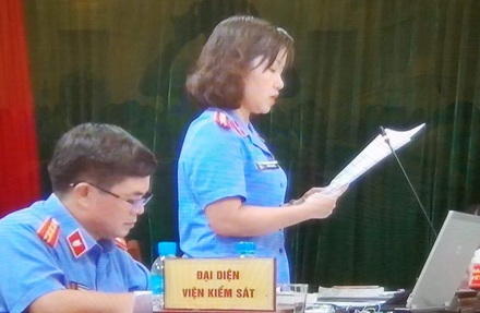 Cựu Đại biểu Quốc hội Châu Thị Thu Nga đối mặt án tù chung thân - 2 Đại diện Viện Kiểm sát công bố bản cáo trạng cáo buộc Châu Thị Thu Nga về tội lừa đảo chiếm đoạt tài sản.