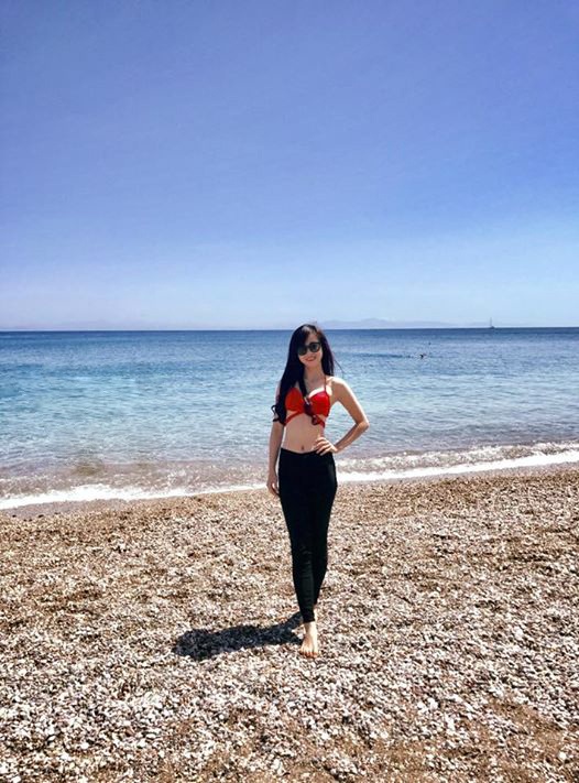 
Cô gái sinh năm 1990 sở hữu thân hình nhỏ nhắn, gương mặt xinh xắn, dễ thương không thua kém gì hot girl.
