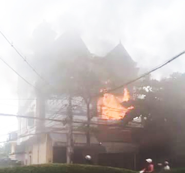 Lửa thiêu rụi 2 tầng nhà, cả phố giúp chủ nhà sơ tán tài sản - 1
Lửa bùng phát dữ dội từ tầng 2 của ngôi nhà (ảnh độc giả cung cấp)