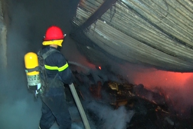 Hơn 100 cán bộ chiến sỹ trắng đêm dập lửa cứu kho gỗ - 4 Đến 7h sáng ngày 14/8, ngọn lửa mới được khống chế hoàn toàn