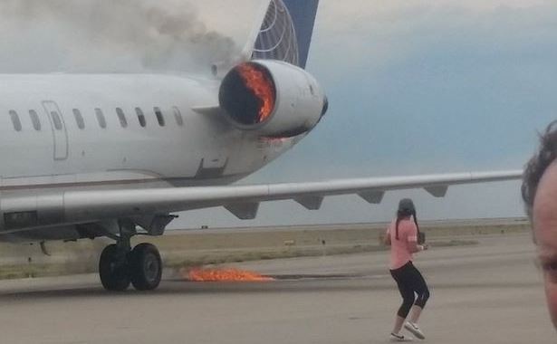 Máy bay chở khách United Airlines cháy động cơ trên không - 1
Động cơ máy bay United Airlines bốc cháy. (ẢNh: Telegraph)