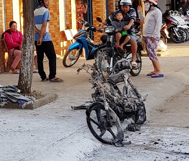 Xe gắn máy bất ngờ phát cháy khi đang lưu thông - 1 Chiếc xe máy bị cháy trơ khung.