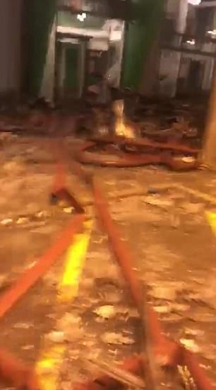 Những hình ảnh đầu tiên bên trong chung cư 24 tầng bị cháy ở London - 2 Đoạn video tuy ngắn nhưng cũng đủ cho thấy sức tàn phá khủng khiếp của vụ hỏa hoạn khiến ít nhất 17 người thiệt mạng tại tòa tháp 24 tầng này. (Ảnh: Dailymail)