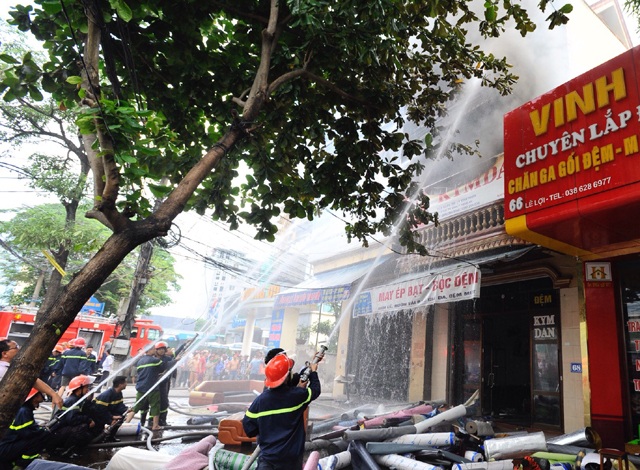 Lửa thiêu rụi 2 tầng nhà, cả phố giúp chủ nhà sơ tán tài sản - 2 Cảnh sát PCCC triển khai đội hình chữa cháy