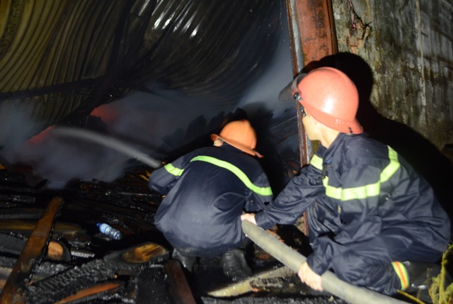 Hơn 100 cán bộ chiến sỹ trắng đêm dập lửa cứu kho gỗ - 3 10 phương tiện chuyên dụng cùng hơn 100 cán bộ, chiến sỹ đã được huy động chữa cháy