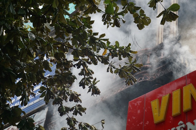 Lửa thiêu rụi 2 tầng nhà, cả phố giúp chủ nhà sơ tán tài sản - 3 Khói âm ỉ tử tầng 2, nơi chứa đệm, bạt