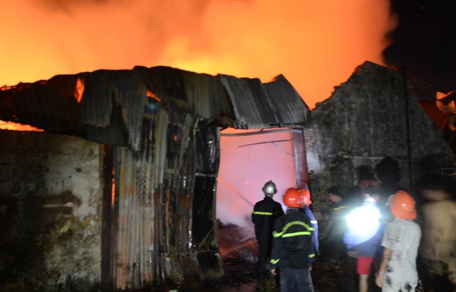 Hơn 100 cán bộ chiến sỹ trắng đêm dập lửa cứu kho gỗ - 1 Vụ hỏa hoạn bùng phát dữ dội lúc nửa đêm