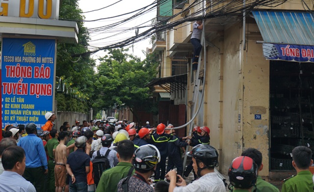 Lửa thiêu rụi 2 tầng nhà, cả phố giúp chủ nhà sơ tán tài sản - 4 Lực lượng chức năng ngăn đám cháy lan sang căn nhà số 70 sát cạnh