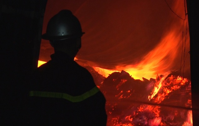 Hơn 100 cán bộ chiến sỹ trắng đêm dập lửa cứu kho gỗ - 2 Một phân xưởng gỗ thành phẩm đã bị thiêu rụi thành tro