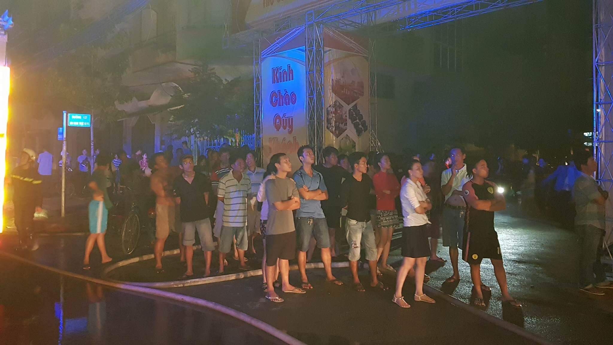Cháy quán karaoke ở Sài Gòn, 25 người mắc kẹt - 4 Rất đông người dân hiếu kỳ tập trung xe lực lượng chức năng chữa cháy