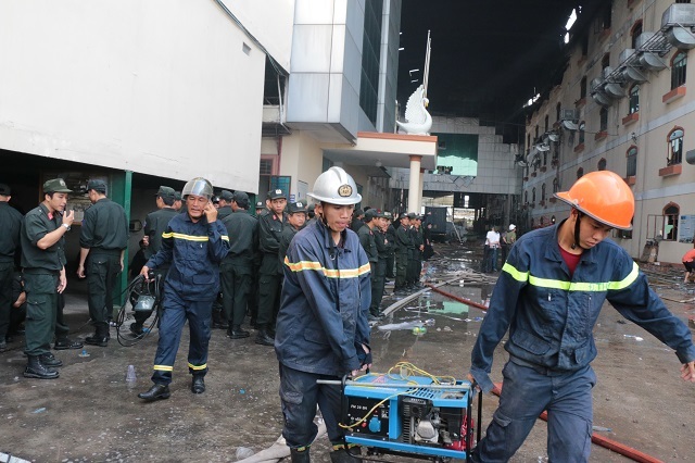 Vụ cháy lớn kéo dài sang ngày thứ 5, lửa vẫn còn âm ỉ - 4
Lực lượng chức năng đưa máy vào để cắt tường.