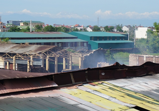 Hơn 100 cán bộ chiến sỹ trắng đêm dập lửa cứu kho gỗ - 5 Đến 10h ngày 14/8, khói vẫn bốc âm ỉ tại kho chứa gỗ của công ty này