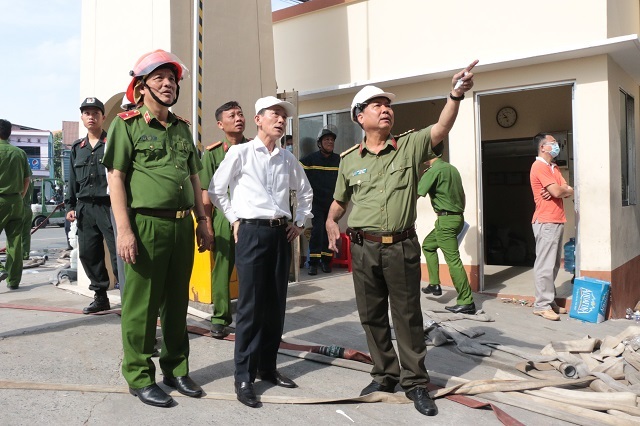 Vụ cháy lớn kéo dài sang ngày thứ 5, lửa vẫn còn âm ỉ - 5
Ông Võ Thành Thống - Chủ tịch UBND TP Cần Thơ trao đổi với Đại tá Trần Ngọc Hạnh - Giám đốc Công an Cần Thơ về công tác di dời tài sản, khám nghiệm hiện trường.