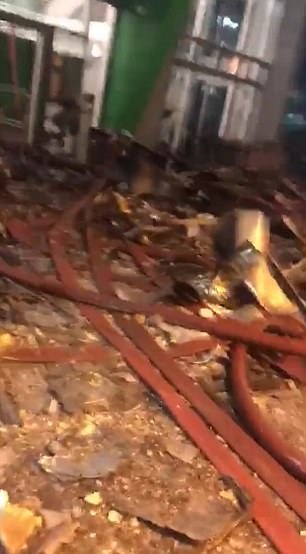 Những hình ảnh đầu tiên bên trong chung cư 24 tầng bị cháy ở London - 5 Những hình ảnh đầu tiên bên trong chung cư 24 tầng bị cháy ở London - 5