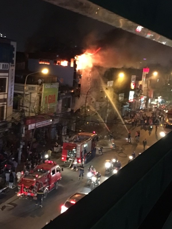 Cháy lớn tại một tiệm bánh 4 tầng - 2