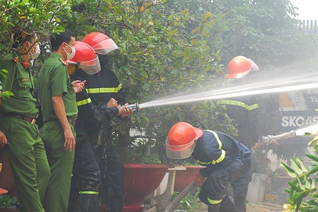 Kho thuốc trừ sâu cháy bốc mùi nồng nặc, hàng ngàn người được di dời - 2 Do vụ cháy xảy ra tại nơi chứa nhiều thuốc trừ sâu, thuốc cỏ…nên gây ra mùi hôi nồng nặc khiến công tác cứu hỏa gặp nhiều khó khăn.