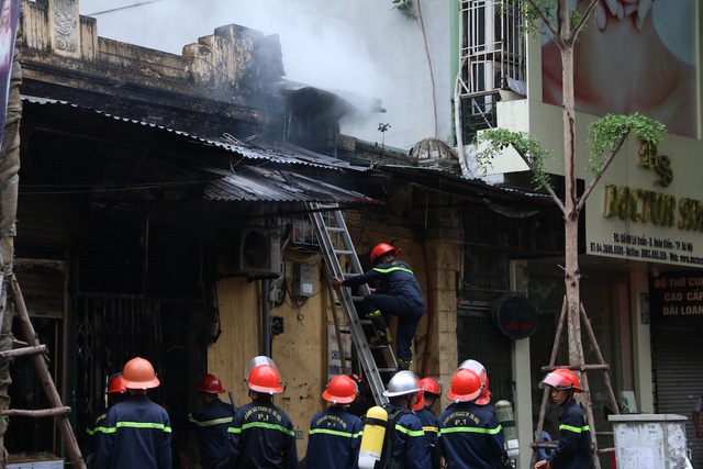 Con trai nhạc sỹ Văn Cao bàng hoàng trước vụ hoả hoạn - 1 Cảnh lực lượng cứu hoả đang dùng mọi cách dập tắt ngọn lửa tại căn nhà của hoạ sỹ Văn Thao ở 102 Lê Duẩn - Hà Nội. Ảnh: dantri.com.vn