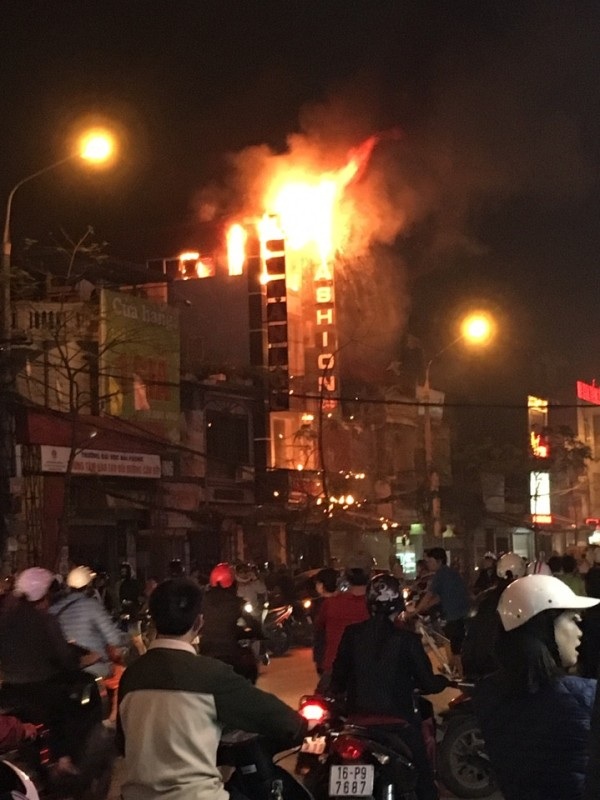 Cháy lớn tại một tiệm bánh 4 tầng - 1