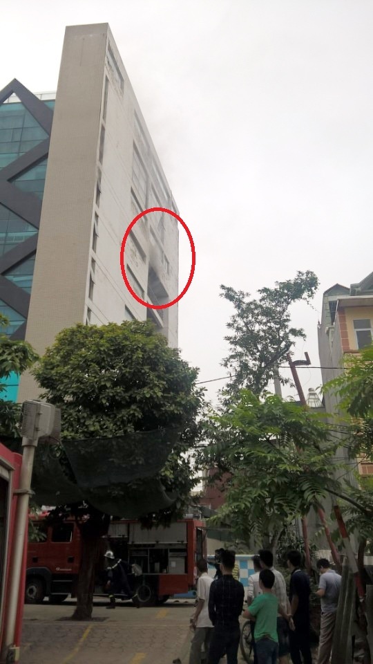Hà Nội: Cháy tại tòa nhà 9 tầng, cư dân hoảng loạn - 1 Đám cháy bùng phát tại tầng 8 của tòa nhà.