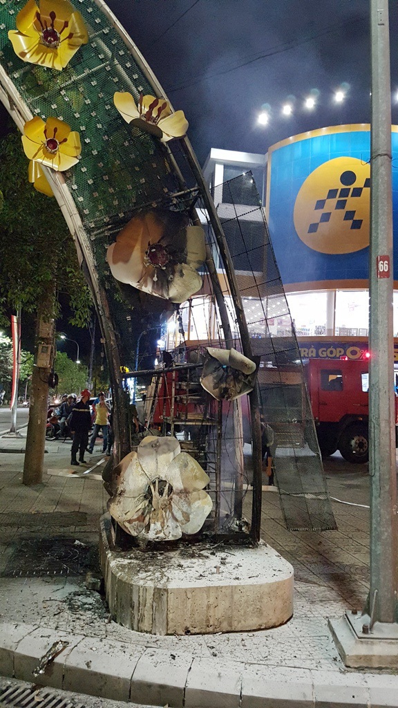 Vòm quảng cáo trên đường phố Huế bất ngờ bốc cháy dữ dội - 3 Chân vòm quảng cáo cháy đen